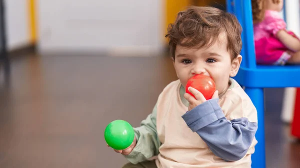 Liebenswertes Hispanisches Kleinkind Lutscht Ball Auf Dem Boden Kindergarten — Stockfoto