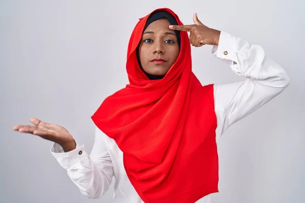 Młoda Arabka Nosząca Tradycyjny Islamski Szalik Hidżabski Zdezorientowana Zirytowana Otwartą — Zdjęcie stockowe