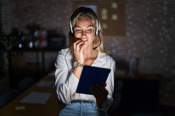 Молодая Блондинка Работающая Ночам Офисе Выглядит Напряженной Нервной Руками Губах — стоковое фото