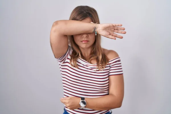 Young Hispanic Woman Standing Isolated Background Covering Eyes Arm Looking — Stock Photo, Image