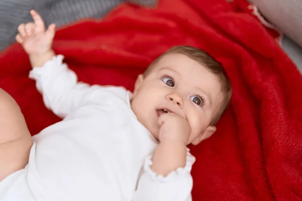 Liebenswertes Kleinkind Liegt Hause Auf Sofa Und Beißt Finger — Stockfoto