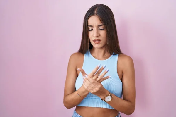 Jonge Brunette Vrouw Staande Roze Achtergrond Lijden Pijn Handen Vingers — Stockfoto