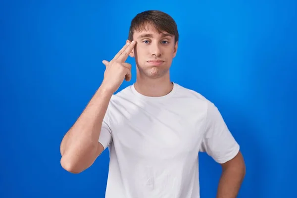 Caucasian Blond Man Standing Blue Background Shooting Killing Oneself Pointing — Foto Stock