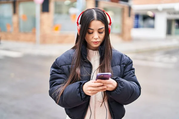 Молодая Красивая Латиноамериканка Слушает Музыку Расслабленным Выражением Лица Улице — стоковое фото