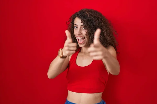 Hispanic Woman Curly Hair Standing Red Background Pointing Fingers Camera — Stock Photo, Image