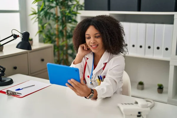 若いアフリカ系アメリカ人女性医師の制服を着て診療所で電気通信を受け — ストック写真