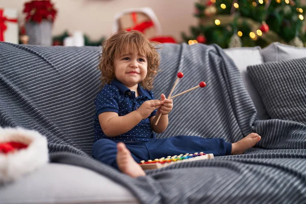 Sevimli Spanyol Bebek Evde Noel Hediyeleriyle Koltukta Oturmuş Ksilofon Çalıyor — Stok fotoğraf