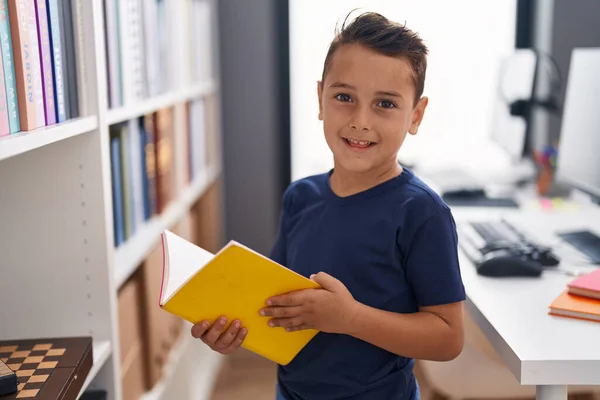 Bedårande Hispanic Småbarn Student Läsa Bok Stående Biblioteket Skolan — Stockfoto