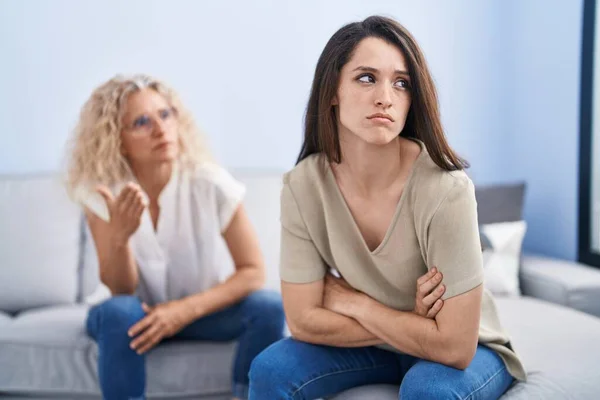 Two Women Mother Daughter Arguing Home — Stok fotoğraf