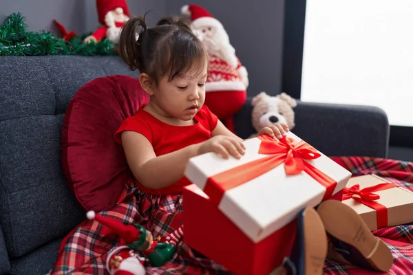 Menina Chinesa Adorável Segurando Presente Sentado Sofá Pela Decoração Natal — Fotografia de Stock