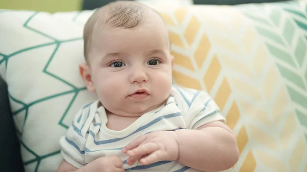 Liebenswertes Kaukasisches Baby Auf Dem Sofa Sitzend Mit Entspanntem Ausdruck — Stockfoto