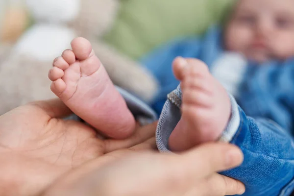 Sevimli Beyaz Bebek Anne Elleriyle Yatakta Uzanıyor Yatak Odasında Ayaklarını — Stok fotoğraf