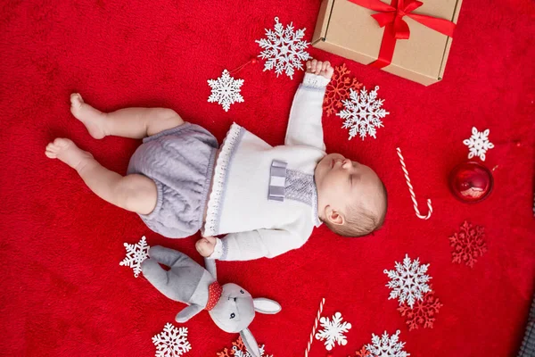 Adorable Bebé Caucásico Acostado Suelo Con Decoración Navideña Durmiendo Sobre —  Fotos de Stock