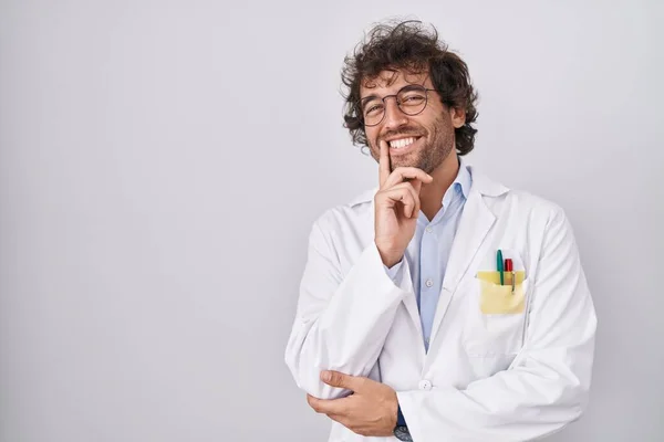 Hispanic Young Man Wearing Doctor Uniform Looking Confident Camera Smiling — Stock Photo, Image