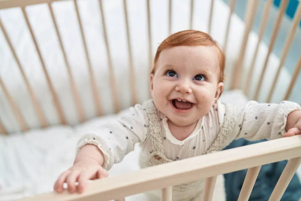 Entzückendes Rotschopfiges Kleinkind Lächelt Selbstbewusst Auf Wiege Schlafzimmer — Stockfoto