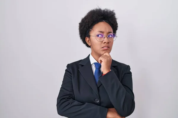 Beautiful African Woman Curly Hair Wearing Business Jacket Glasses Thinking — Fotografia de Stock