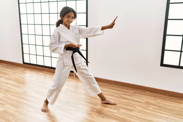 Afričanky Americká Dívka Nosí Kimono Trénink Karate Sportovním Centru — Stock fotografie