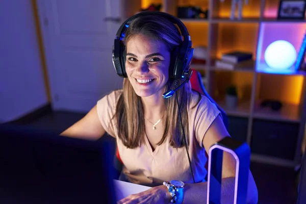 Young Beautiful Hispanic Woman Streamer Playing Video Game Using Computer — Photo
