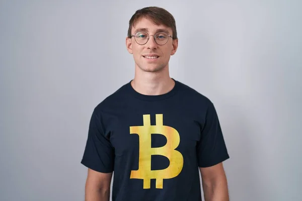 Hombre Rubio Caucásico Con Camiseta Bitcoin Con Una Sonrisa Alegre — Foto de Stock