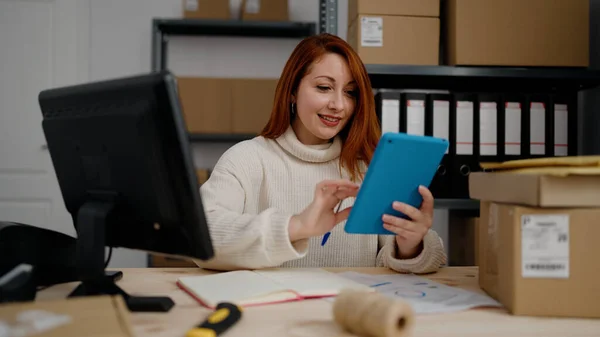 Jonge Roodharige Vrouw Commerce Business Werknemer Met Behulp Van Touchpad — Stockfoto