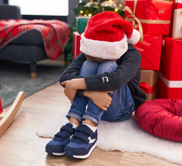 Adorable Niño Sentado Suelo Por Árbol Navidad Llorando Casa — Foto de Stock