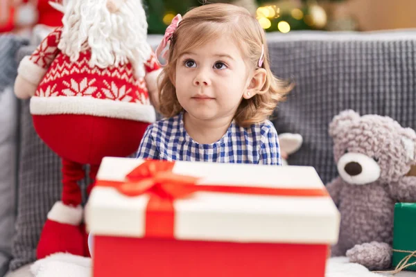 Adorable Hispanic Girl Holding Gift Sitting Sofa Christmas Tree Home — Stock Photo, Image