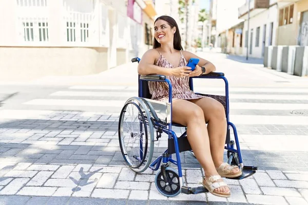 Genç Güzel Spanyol Kadın Akıllı Telefon Kullanıyor Sokakta Tekerlekli Sandalyede — Stok fotoğraf