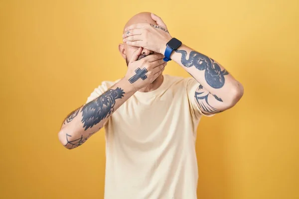 Hispanic Man Tattoos Standing Yellow Background Covering Eyes Mouth Hands — Stock Photo, Image