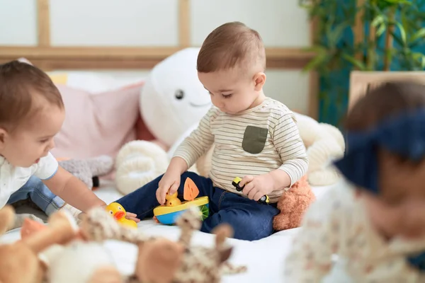 Group Toddlers Sitting Bed Playing Toys Kindergarten — Stock Photo, Image