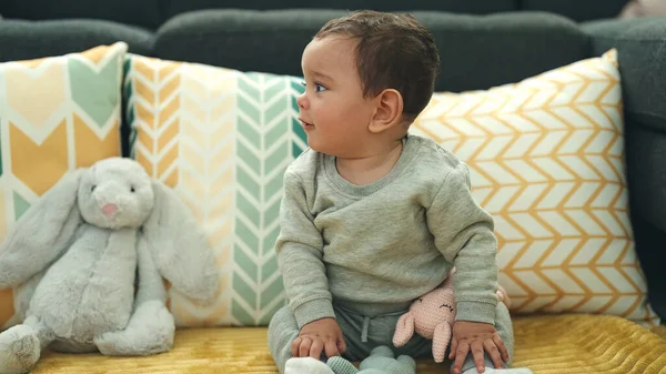 Adorable Bebé Hispano Sonriendo Confiado Sentado Suelo Con Muñeca Conejo —  Fotos de Stock