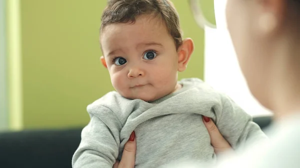 Sevimli Spanyol Bebek Gülümsüyor Kendine Güveni Tam Evde Annesinin Ellerinde — Stok fotoğraf