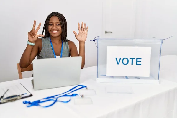 Νεαρή Αφρικάνα Αμερικανίδα Που Εργάζεται Στις Πολιτικές Εκλογές Κάθεται Στο — Φωτογραφία Αρχείου