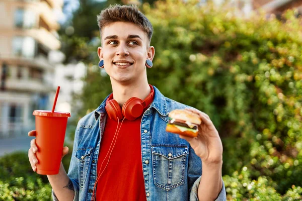Young Caucasian Guy Eating Burger Soda City — Photo