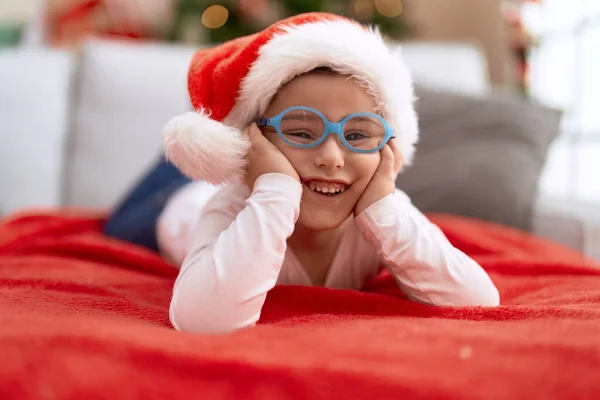 可爱的他惊慌失措的小孩微笑着躺在沙发上 在家里的圣诞树旁 — 图库照片