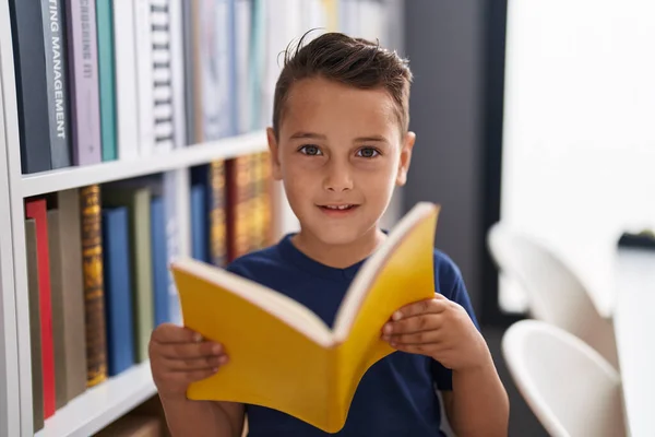 Liebenswertes Hispanisches Kleinkind Liest Buch Das Der Bibliothek Schule Steht — Stockfoto