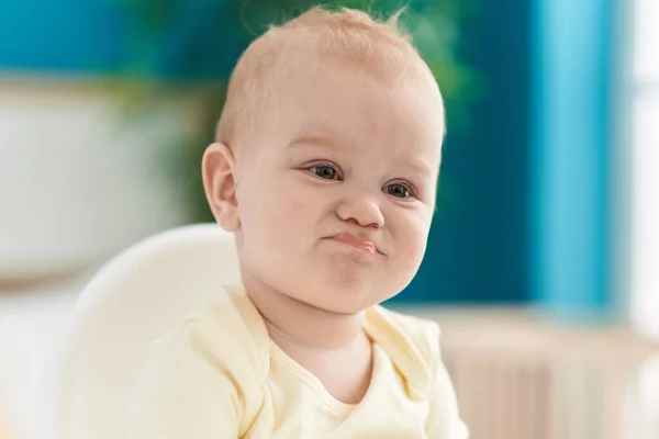 Adorabile Bambino Caucasico Seduto Sul Seggiolone Camera Letto — Foto Stock