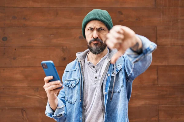 Young Hispanic Man Using Smartphone Angry Face Negative Sign Showing — Stock Photo, Image