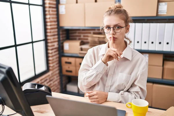 Young Caucasian Woman Working Small Business Ecommerce Using Laptop Asking — Stock Photo, Image