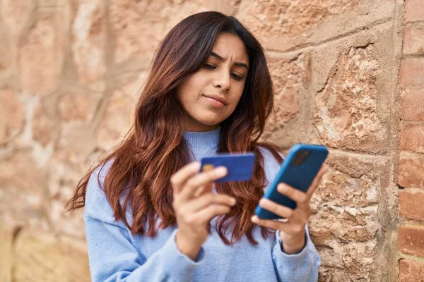 Młoda Latynoska Kobieta Korzystająca Smartfona Karty Kredytowej Ulicy — Zdjęcie stockowe