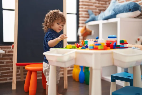 Entzückendes Hispanisches Kleinkind Spielt Mit Bauklötzen Die Kindergarten Stehen — Stockfoto