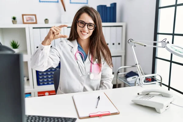 Ung Läkare Kvinna Bär Läkare Uniform Och Stetoskop Kliniken Ler — Stockfoto