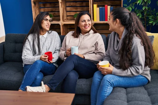 Tres Mujeres Tomando Café Sentadas Sofá Casa —  Fotos de Stock