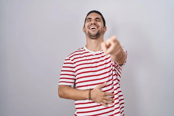 Hispanic Man Long Hair Standing Isolated Background Laughing You Pointing — Φωτογραφία Αρχείου