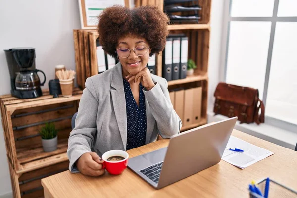African American Woman Business Worker Using Laptop Drinking Coffee Office — Fotografia de Stock