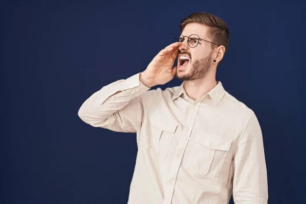 Hispanic Man Beard Standing Blue Background Shouting Screaming Loud Side — Stockfoto