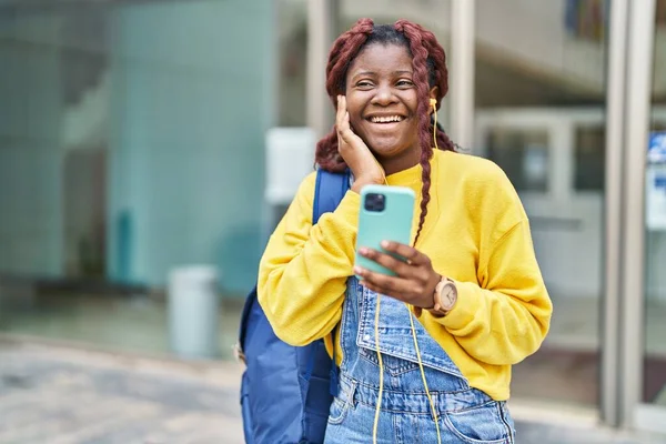 Afro Americana Estudante Sorrindo Confiante Ouvir Música Universidade — Fotografia de Stock