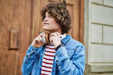 Şehirde kulaklık takan genç bir İspanyol.