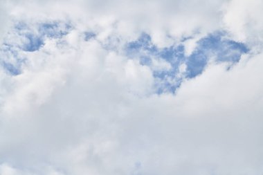 Güneşli bir günde bulutlu güzel mavi gökyüzü