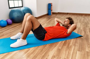 Spor merkezinde karın kaslarını çalıştıran genç bir İspanyol.