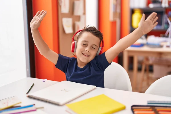 Sevimli Spanyol Çocuk Sınıfta Müzik Dinleyip Dans Ediyor — Stok fotoğraf
